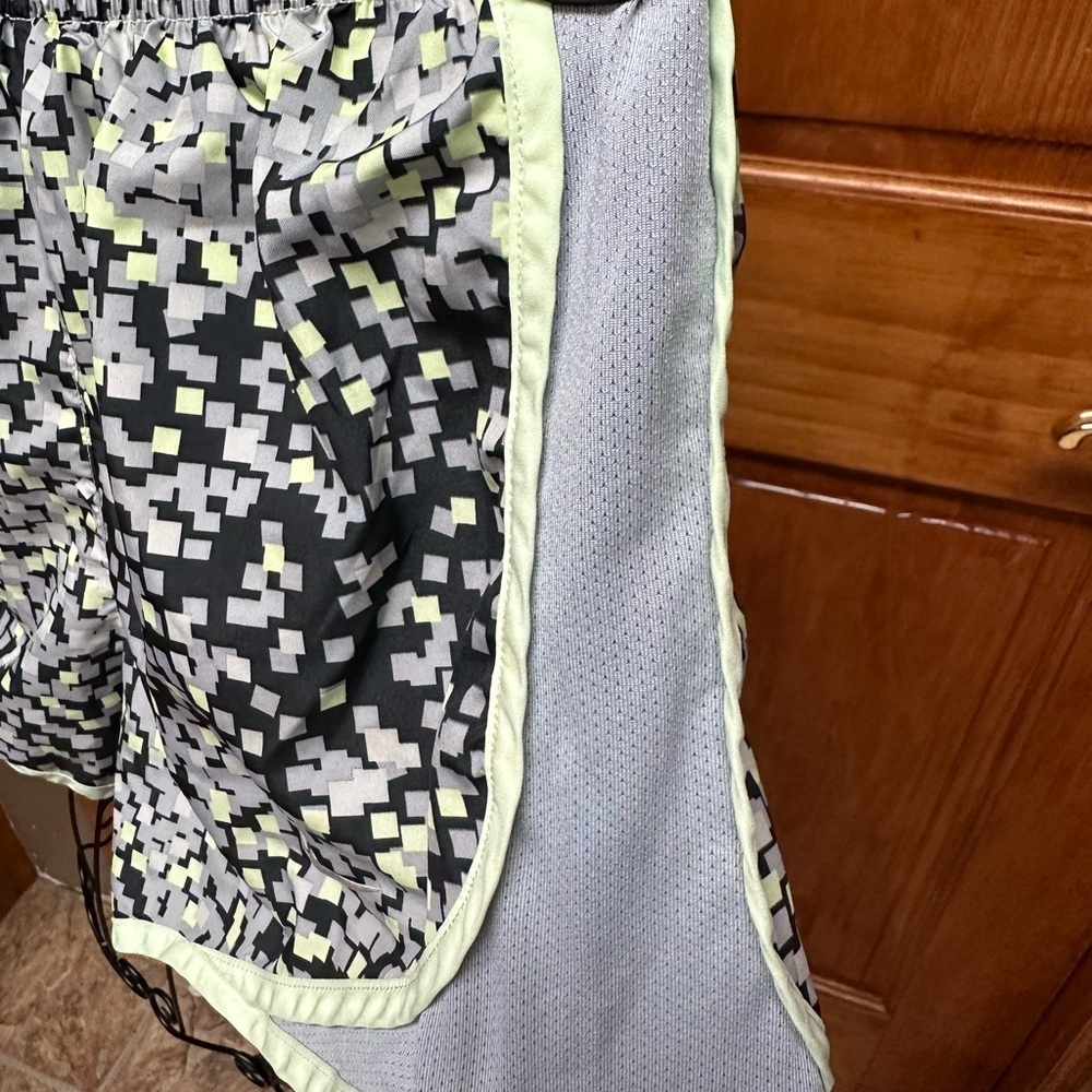 Women Nike running shorts​​ - Picture 3 of 6